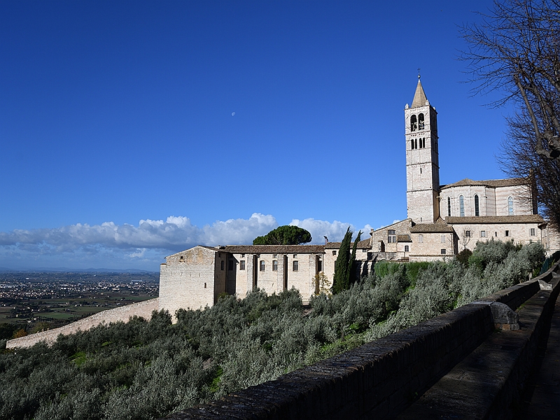 MAK_2909.jpg - Verso la Basilica di Santa Chiara.