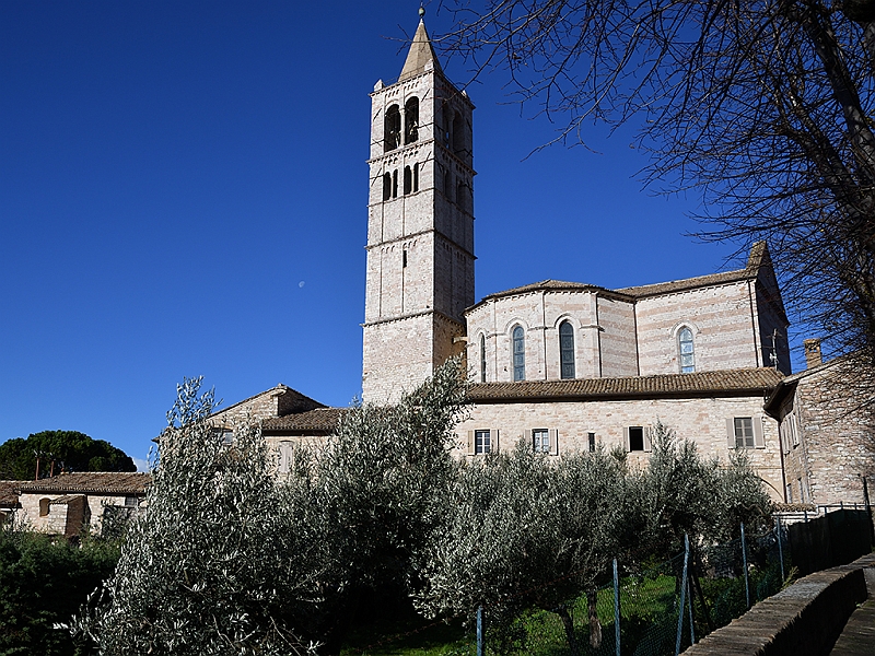 MAK_2912.jpg - Verso la Basilica di Santa Chiara.