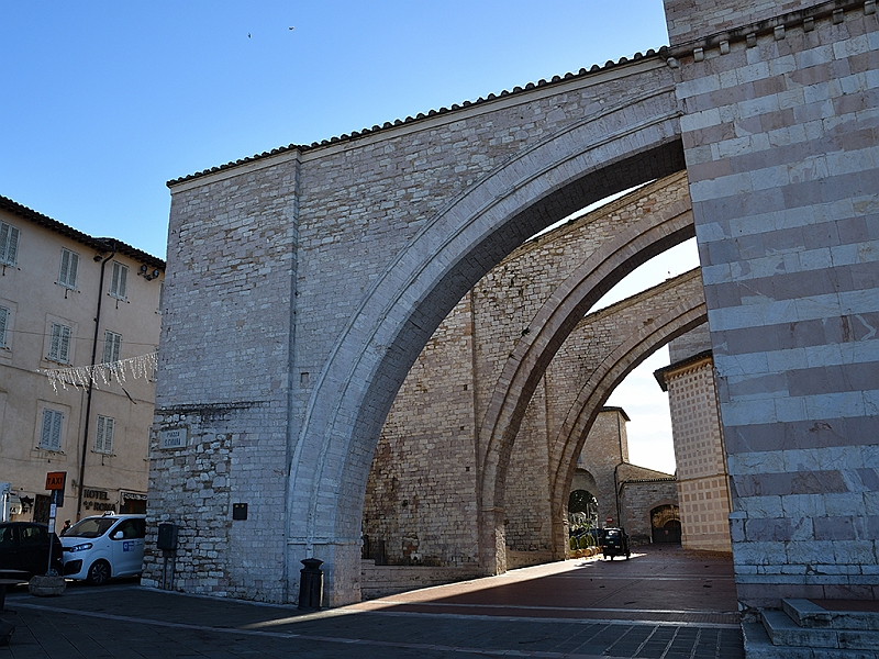 MAK_2915.jpg - Tre contrafforti poligonali a forma di ampi archi rampanti che rinforzano il fianco sinistro (fine del XIV secolo) della basilica di Santa Chiara.