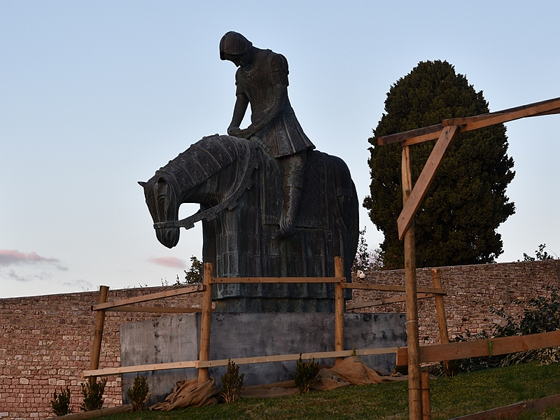 MAK_2946.jpg - Il cavaliere malconcio: nel  prato verde che sta davanti all'entrata della basilica superiore di San Francesco, con la scritta “Pax” c'è la statua di Francesco a cavallo.