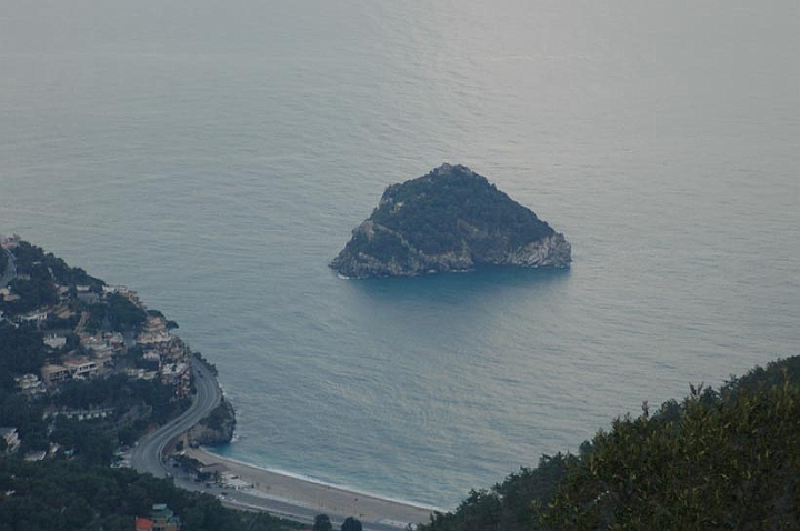 001.jpg - L’isola di Bergeggi è a circa 300 metri da Punta Maiolo