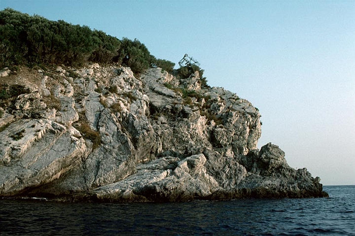 008.jpg - La punta di ponente con la statua, detta del Pifferaio.