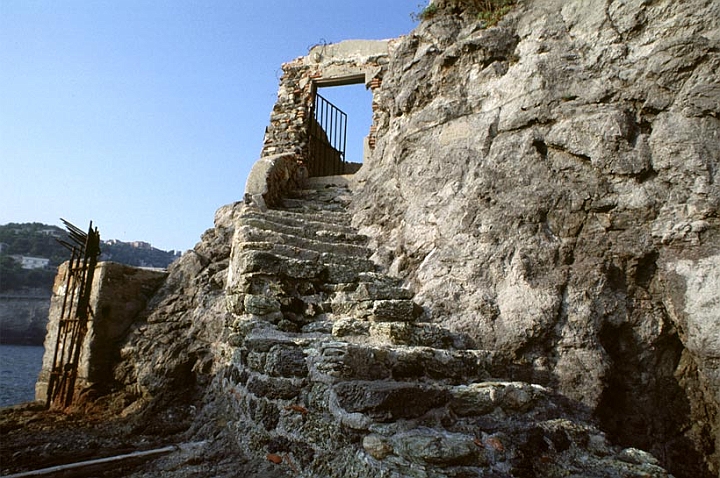 013.jpg - L'Isola è privata, il primo cancello.