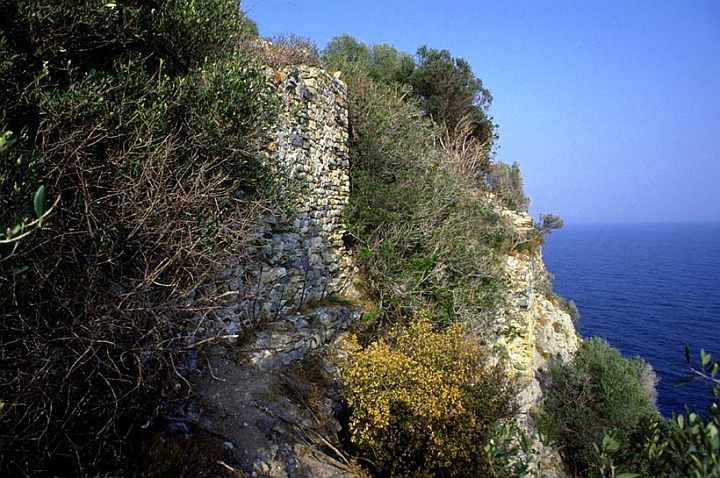 023.jpg - I resti del monastero dei monaci di sant’Onorato che vi rimasero fino al 1252.