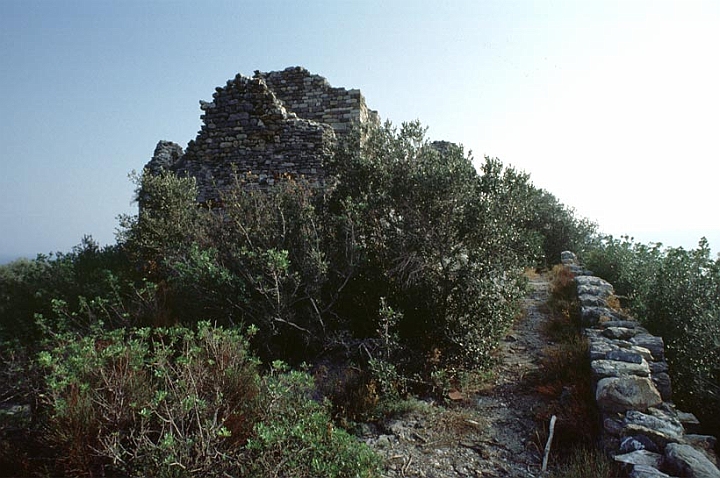 033.jpg - La torre romana costruita all'interno di un recinto rettangolare.