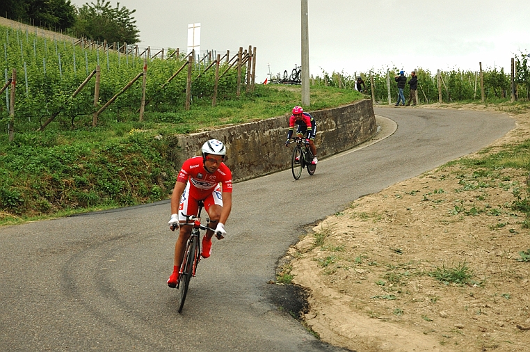 DSC_3342.jpg - Altri velocisti: davanti il francese Nacer BOUHANNI che arriverà 174° su 174 in 1:10:30 a 12:56 dal vincitore, raggiunto da Roberto FERRARI 171° 1:08:33 10:59