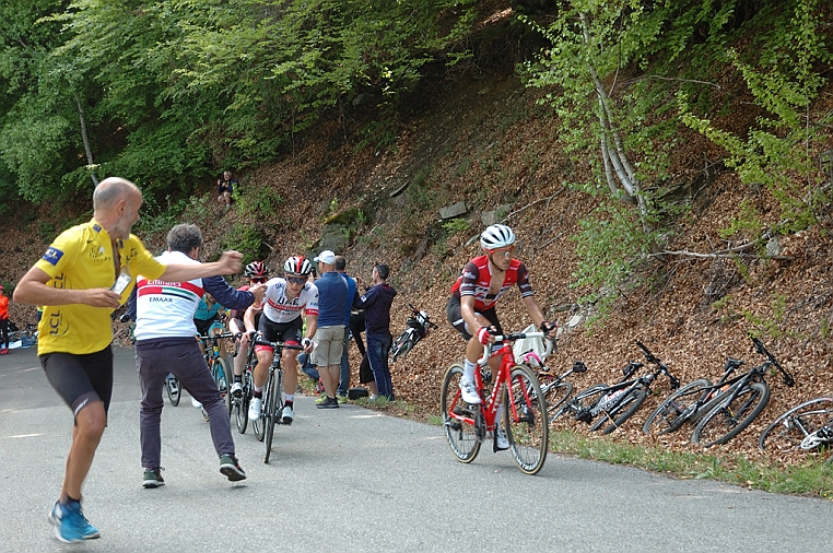 DSC_6480.jpg - A 1 km dal gran premio della montagna in testa Gianluca Brambilla che passerà per primo al GPM. Arriverà quarto e vestirà la magli blu della classifica dei gran premi della montagna. E' seguito da Jan Polanc che al termine della tappa vestirà la maglia rosa.