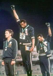 220px-pantere-nere.jpg - il 17 ottobre 1968: ai Giochi di Città del Messico, dopo la finale dei 200 maschili, gli americani Tommie Smith (oro) e John Carlos (bronzo) alzano il pugno nel guanto nero.