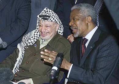 yasser-arafat-kofi-annan.jpg - Yāsser Arafāt col segretario generale dell'ONU dell'epoca Kofi Annan