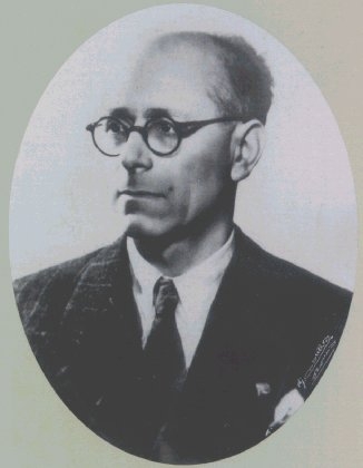 UmbertoTerracini.jpg - Umberto Terracini (Genova, 27 luglio 1895 – Roma, 6 dicembre 1983) nel 1921 partecipa alla formazione del Partito Comunista d'Italia, fa parte del primo Esecutivo. A seguito della vittoria fascista nel 1926 sarà arrestato e condannato dal Tribunale Speciale (con Antonio Gramsci e Giovanni Roveda) a 22 anni e 9 mesi di carcere, sarà liberato dai partigiani nel 1943. è stato presidente dell'Assemblea costituente. È lui a firmare la Costituzione italiana.