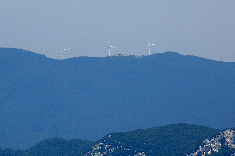 MAN_8539.jpg - Le pale del parco eolico di Pian dei Corsi, ex base militare USA al centro di polemiche in quanto si riteneva custodisse armi nucleari.