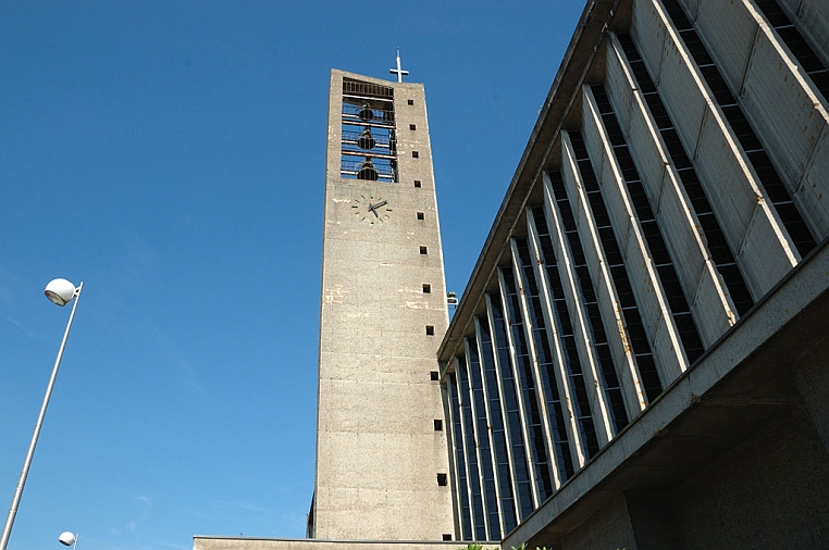 16-DSC_5341.jpg - Il campanile della moderna chiesa di Saint-Désir a Lisieux che si trova vicino all’istituto educativo Apprentis d’Auteuil Victorine Magne la meta del nostro viaggio.