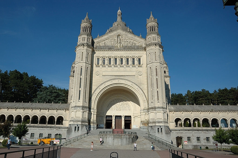 35-DSC_5434.jpg - La basilica, la cui costruzione è inizia il 30 settembre 1929, dopo la guerra l'edificio venne riempito di stucchi, vetrate e mosaici. Rispetto alla magnificenza delle chiese gotiche della città e della zona, è un’obbrobrio.
