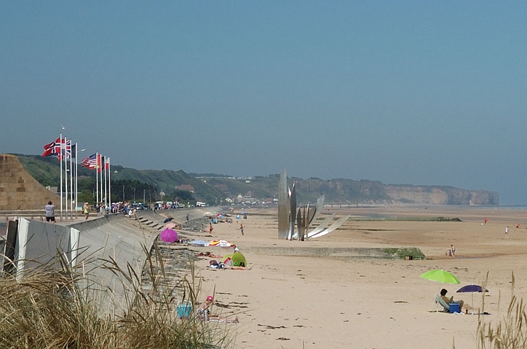 43-DSC_5517.jpg - La spiaggia, nome in codice Omaha Beach, è una delle cinque spiagge su cui avvenne lo sbarco in Normandia, il 6 giugno 1944.
