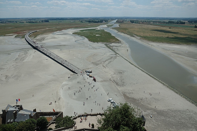 89-DSC_5671.jpg - Da qui si gode della vista verso terra dove si apprezza la strada per raggiungere l’abbazia, costruita su palafitte per evitare che la precedente strada, costruita nel 1880 a diga, influenzasse le maree.