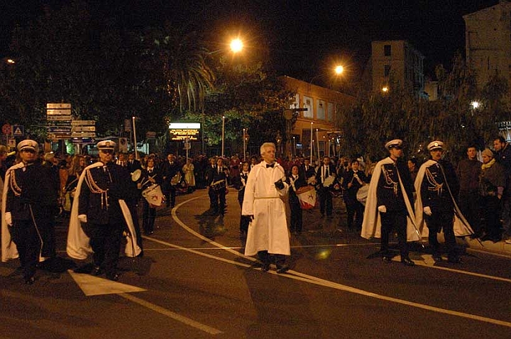 01apertura.jpg - L'inizio della Processione, sullo sfondo i "torcioni" 30 candele di oltre due metri di altezza.