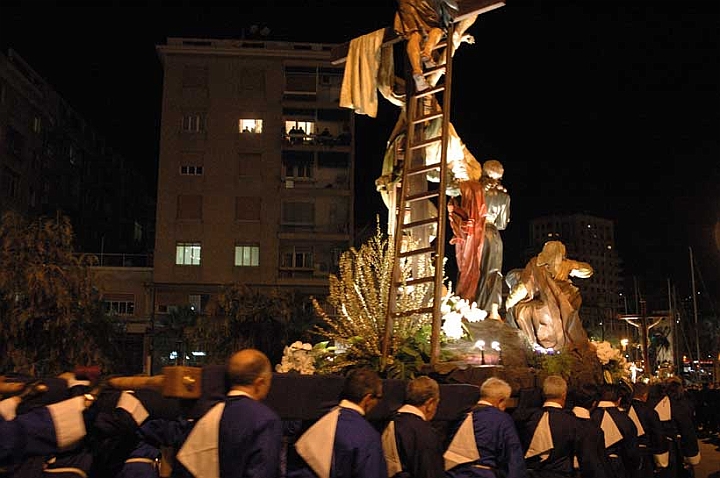 36-deposizione-cro.jpg - Ai lati della croce tre figure sono impegnate a tirare giù dalla croce il corpo di Cristo: Giovani Evangelista, a terra, Nicodemo sulla scala più in basso…