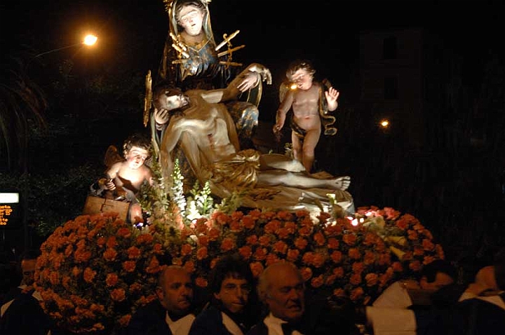 39-la-pieta.jpg - Gli angioletti portano in mano i simboli della passione di Cristo.