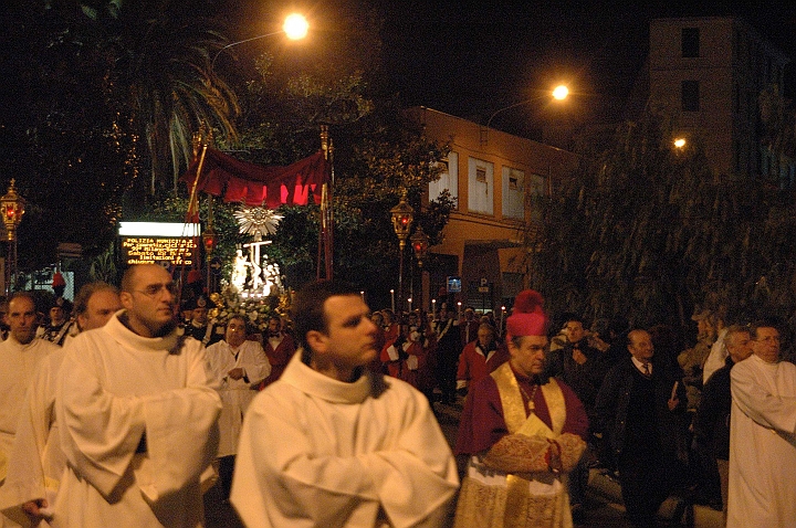 49-chiusura.jpg - Chiude la processione il vescovo con i rappresentanti degli ordini religiosi e del clero e precede…