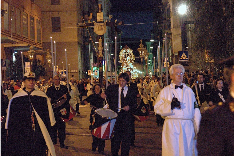 DSC_0072-OK.jpg - L'inizio della Processione: i 12 grossi tamburi che annunciano, con suono funereo, la sfilata, i "torcioni" 30 candele di oltre due metri di altezza e la croce della passione.