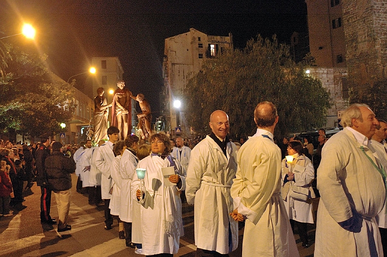 DSC_0191-c-OK.jpg - E’ la cassa più recente della Processione venne scolpita dall’artista savonese in sostituzione di un’altra, con lo stesso soggetto, andata distrutta in un bombardamento del 1944.