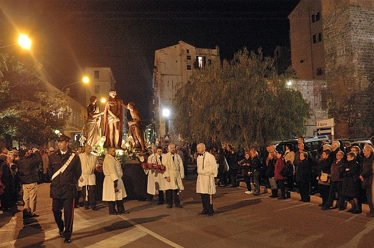 DSC_0192-OK.jpg - Rappresenta la figura di Cristo al centro che si erge sui suoi dileggiatori: uno scriba e un popolano.