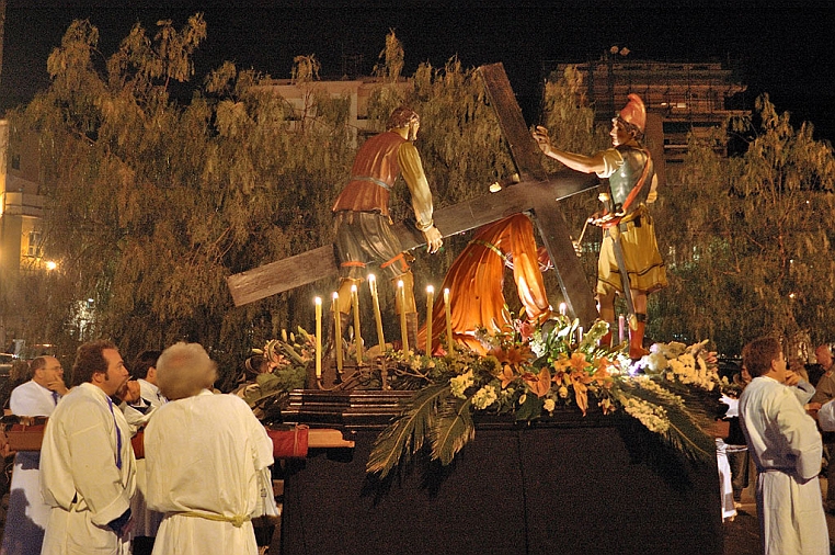 DSC_0215-OK.jpg - La croce schiaccia la figura di Gesù e poco può fare Simone di Cirene, raffigurato nell’atto di aiutarlo.