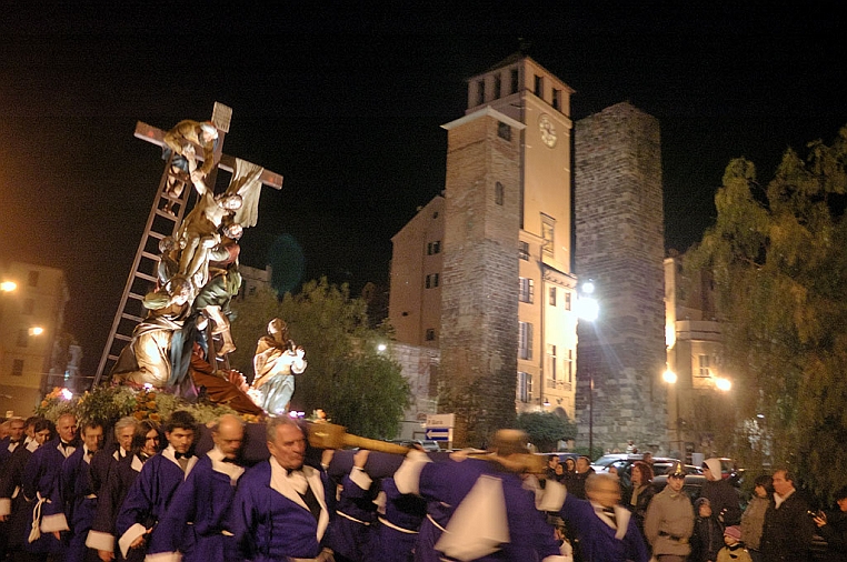 DSC_0259-OK.jpg - In basso Maria di Cleofa e Maria Maddalena piangono sorreggendo la Madonna svenuta dal dolore.