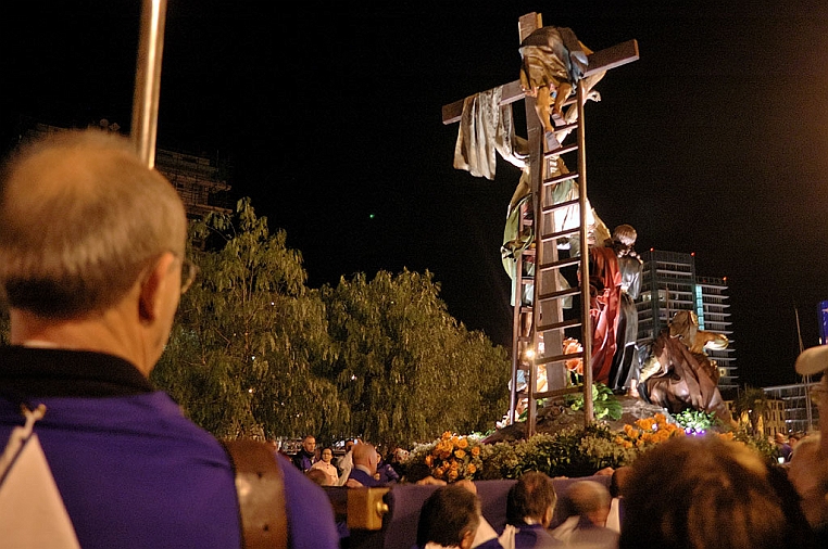 DSC_0264-OK.jpg - Ai lati della croce tre figure sono impegnate a tirare giù dalla croce il corpo di Cristo: Giovani Evangelista, a terra, Nicodemo sulla scala più in basso e Giovanni d’Arimatea su quella in alto.