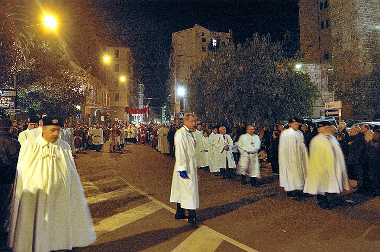 DSC_0313-OK.jpg - Chiude la processione il vescovo con i rappresentanti degli ordini religiosi e del clero.