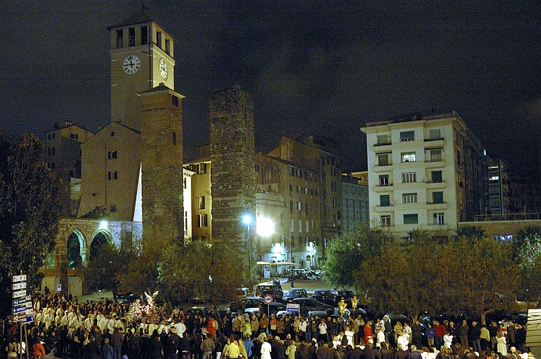 DSC_2322.jpg - Il passaggio delle casse sotto la "Campanassa" il simbolo del libero comune di Savona. La campana accompagna coi suoi rintocchi lugubri tutto lo svolgersi della processione.