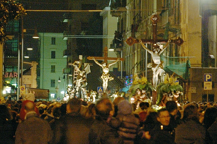 DSC_2373.jpg - LA serie di cassse che raffigurano Crtisto crocifisso: CRISTO SPIRANTE IN CROCE, CRISTO MORTO IN CROCE e LA DEPOSIZIONE DALLA CROCE.