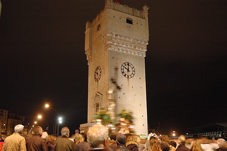 DSC_2418.jpg - Il passaggio delle casse sotto la "Torretta" uno dei simboli di Savona.