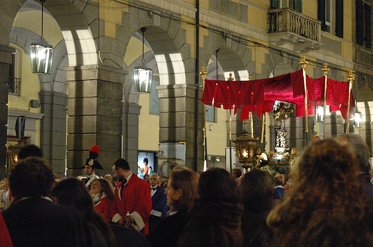 DSC_2533.jpg - Chiude la processione L’ARCA DELLA SACRA CROCE, una piccola cassa, sormontata da un baldacchino, che contiene una reliquia della S. Croce.