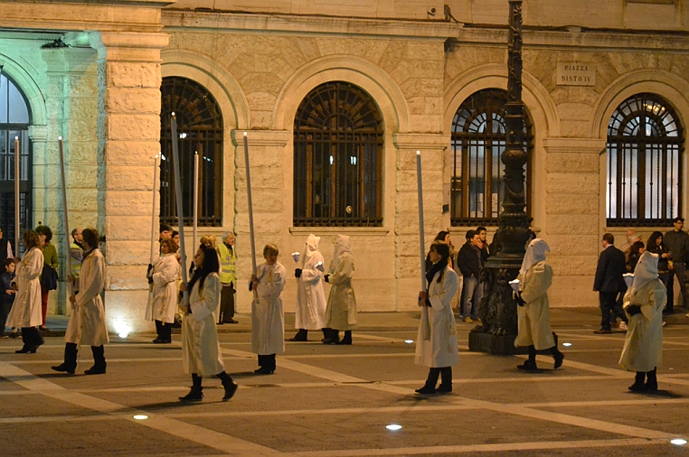 72-DSC_0196.jpg - La processione arriva in piazza Sisto IV, davanti al Palazzo comunale, dove vengono ragruppate tutte le casse.