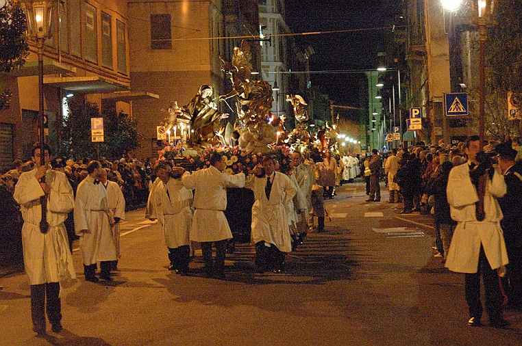 DSC_0105-b-OK.jpg - L'annunciazione durante la processione del 2010.