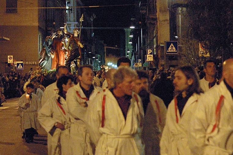 DSC_0127-OK.jpg - La processione del 2010: i portatori della cassa precedente e, sullo sfondo, Il Bacio di Giuda.