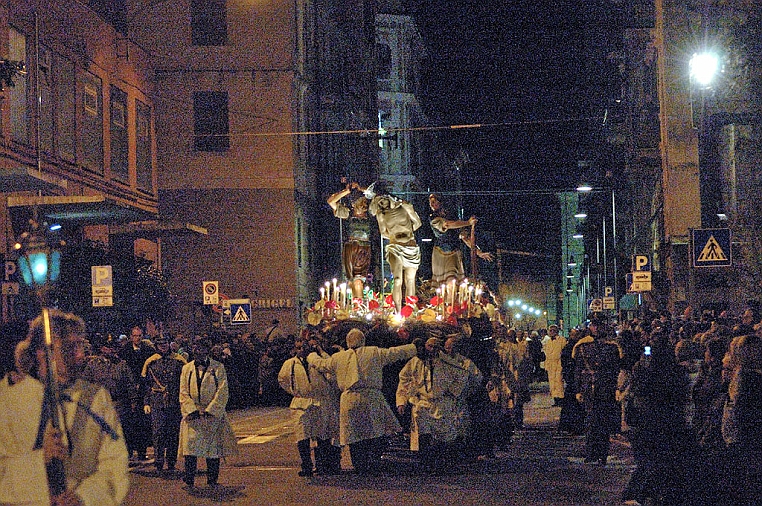 DSC_0167-b-OK.jpg - La cassa durante la processione del 2010