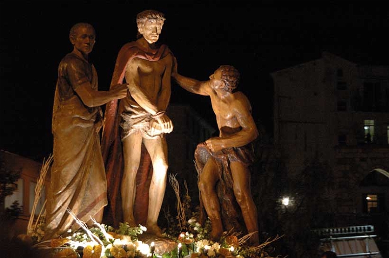 24-ecce-homo.jpg - La cassa durante la processione del 2008