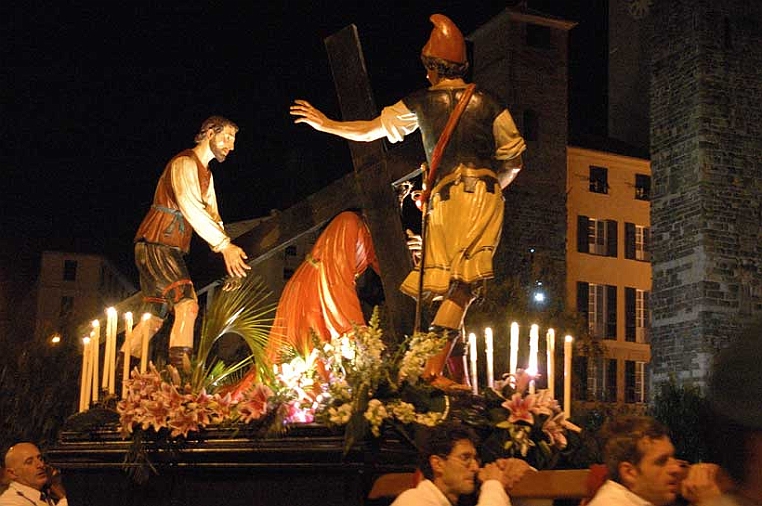 26-cade-sotto.jpg - La cassa durante la processione del 2008.