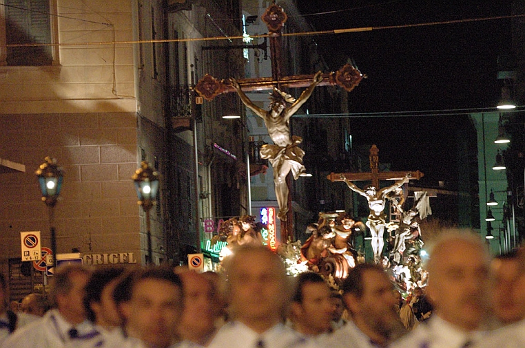 DSC_0208-c-OK.jpg - La processione del 2010: confratelli precedono la serie delle casse che si caratterizzano per la presenza della croce. La prima è Cristo spirante in croce.