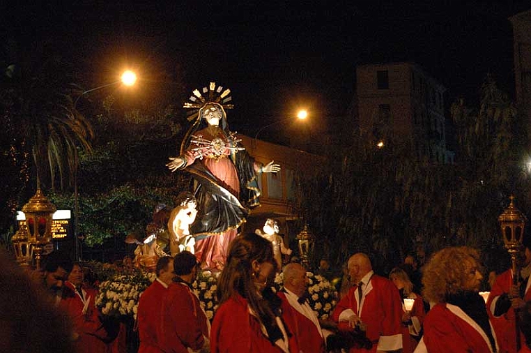 45-addolorata.jpg - La cassa durante la processione del 2008.