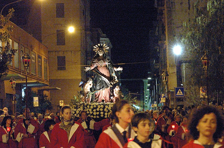 DSC_0301-OK.jpg - La processione del 2010.