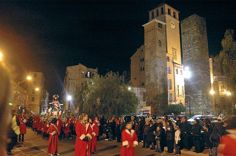 DSC_0305-OK.jpg - I confratelli indossano la cappa rossa con risvolti bianchi che è un privilegio concesso perchè "gemellata" fin dal 1550 con l'omonima arciconfraternita di Roma.