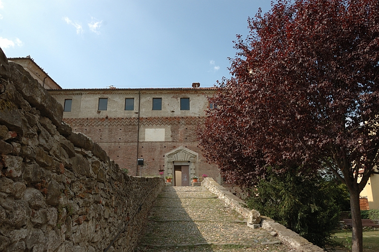 05_DSC_6722.jpg - Entriamo nel Castello, costruito, a pianta quadrata, tra il dodicesimo e il tredicesimo secolo, ad uso esclusivamente militare, divenuto residenza dei Marchesi del Carretto.