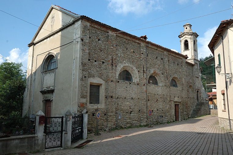 61_DSC_6766.jpg - Dietro alla chiesa di San Lorenzo e poco distante da essa, si erge la vecchia chiesa dedicata a S. Agostino. Anche questa è orientata con la facciata a ovest e l’abside ad est.