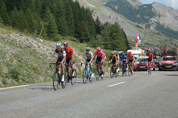 DSC_6640.jpg - Nell’ordine: Mikael Cherel (AG2R), Damiano Caruso (Bahrain Merida), Alexey Lutsenko (Astana), Michael Woods (Education First), Adam Yates (Mitchelton-Scott), Romain Bardet (AG2R), Nairo Quintana (Movistar), Serge Pauwels (CCC Team) e Lennard Kamna (Sunweb)