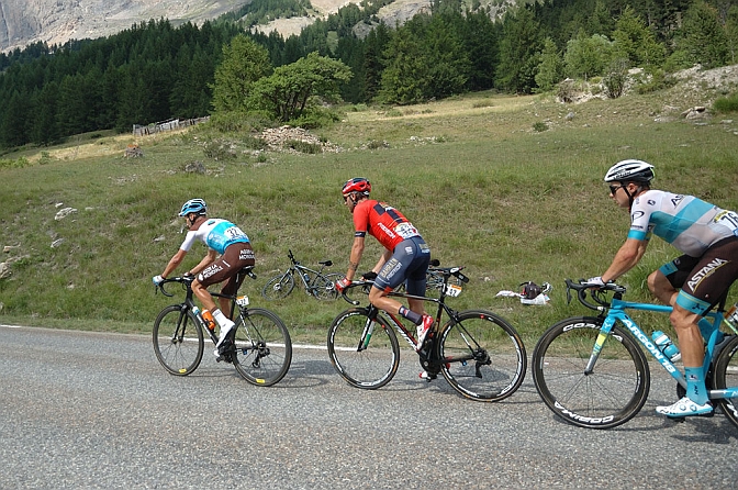 DSC_6642.jpg - Mikael Cherel, Damiano Caruso che è passato per primo sul col d’Isoare, Alexey Lutsenko. Non sono riuscito a fotografare la maglia gialla di Julian Alaphilippe, che non ho proprio individuato!