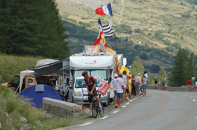 DSC_6647.jpg - Dylan Van Baarle, che faceva parte del gruppo di testa, viene fatto fermare per attendere il capitano Egan Bernal, che arriverà ottavo, ma vincerà il Tour.