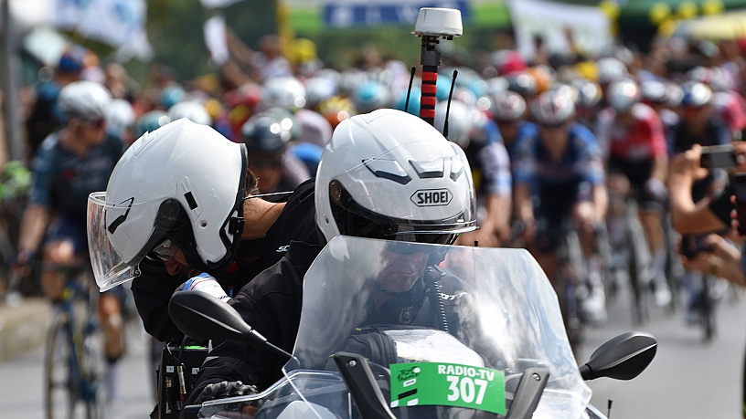 MAK_3466.jpg - Subito dopo il gruppo, molto compatto infatti, con sommo dispiacere, non sono riuscito a vedere e fotografare la maglia gialla, perchè era coperta da altri ciclisti.